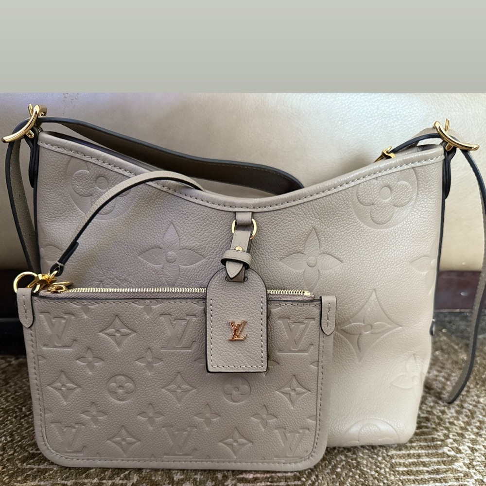 LV CarryAll MM bag comes with dust bag